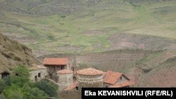 Уже несколько дней территорию у подножия храмов с грузинской стороны патрулируют активисты антиоккупационного движения