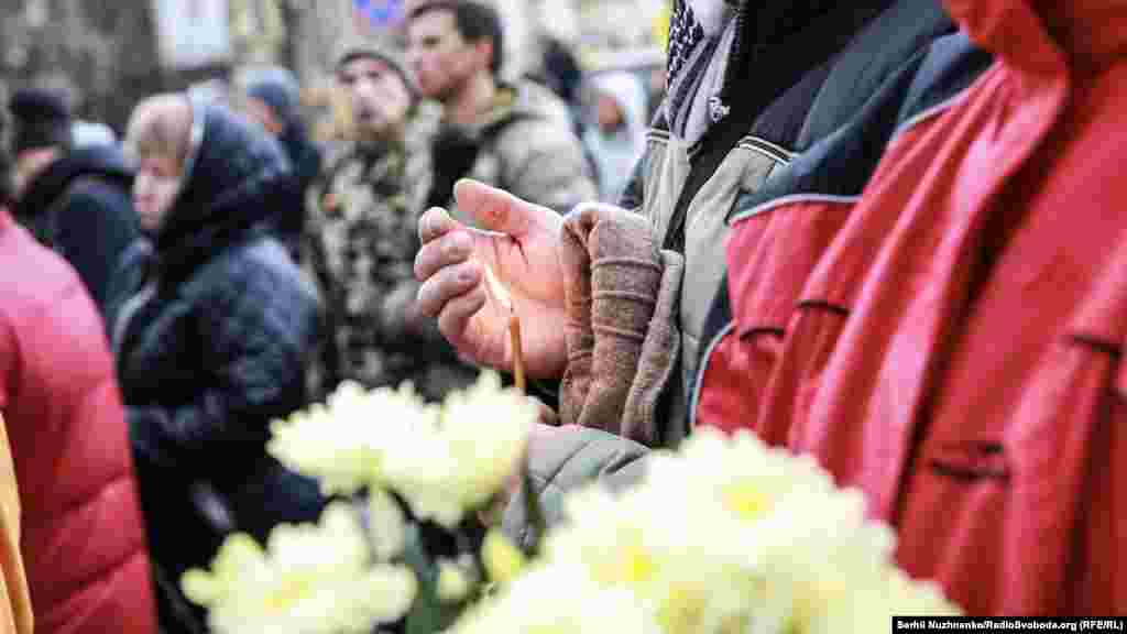 Столкновениям сторонников евроинтеграции Украины с милицией предшествовали мирные протесты.&nbsp;Тысячи киевлян выходили на Майдан Незалежности, протестуя против решения тогдашнего правительства Николая Азарова и президента Януковича отложить подписание соглашения об ассоциации с Европейским союзом.