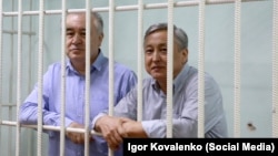 Лидер партии "Ата Мекен" Омурбек Текебаев и экс-министр ЧС Дуйшенкул Чотонов.