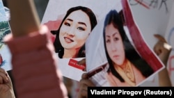 Портреты Айзады Канатбековой (слева) и Бурулай Турдаалы кызы на митинге против насилия. Бишкек. 8 апреля 2021 года.