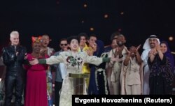 Вьетнамлик хонанданинг ғолиб деб эълон қилинган ва мукофотланган пайти.