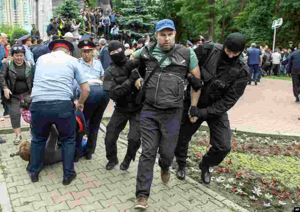 Последняя серия крупных акций протеста, не санкционированных властями, участники которых, в частности, выступали за бойкот президентских выборов, происходили 1 мая - в День единства народа Казахстана. В этот день в Алматы, Нур-Султане и других городах были задержаны десятки человек. На многих позже были наложены административные взыскания в виде арестов и штрафов за &quot;нарушение порядка проведения мирных собраний&quot; и &quot;неподчинение сотрудникам полиции&quot;. На фото - задержания 9 июня в Алматы.&nbsp;