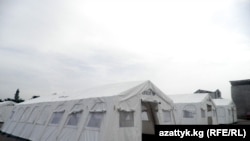 Шарк айылындагы мектеп окуучулары үчүн ЮНИСЕФ курган  чатырлар.