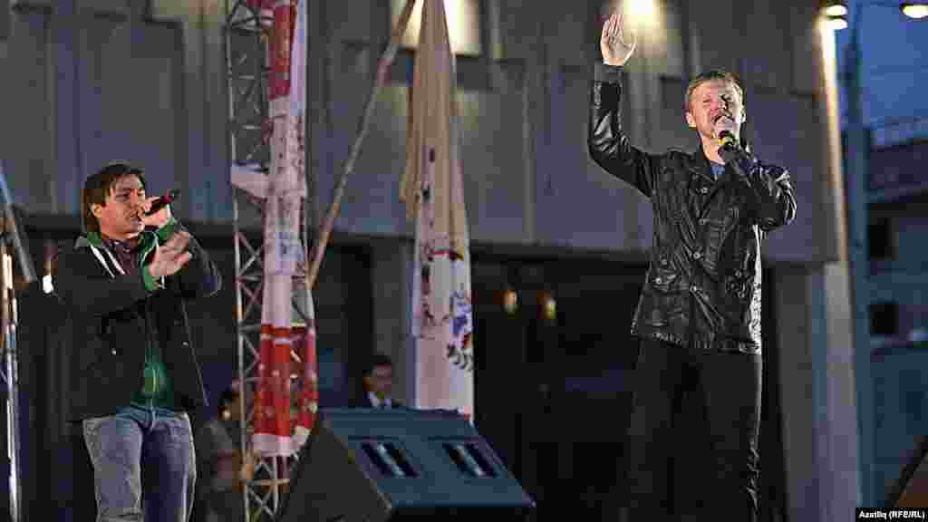 Камал театры каршында яңа сезон ачу тантанасы. (у.) Иттифак төркеме башкаручысы Ильяс Гаффаров һәм автор-башкаручы Илгиз Шәйхразиев. &nbsp;