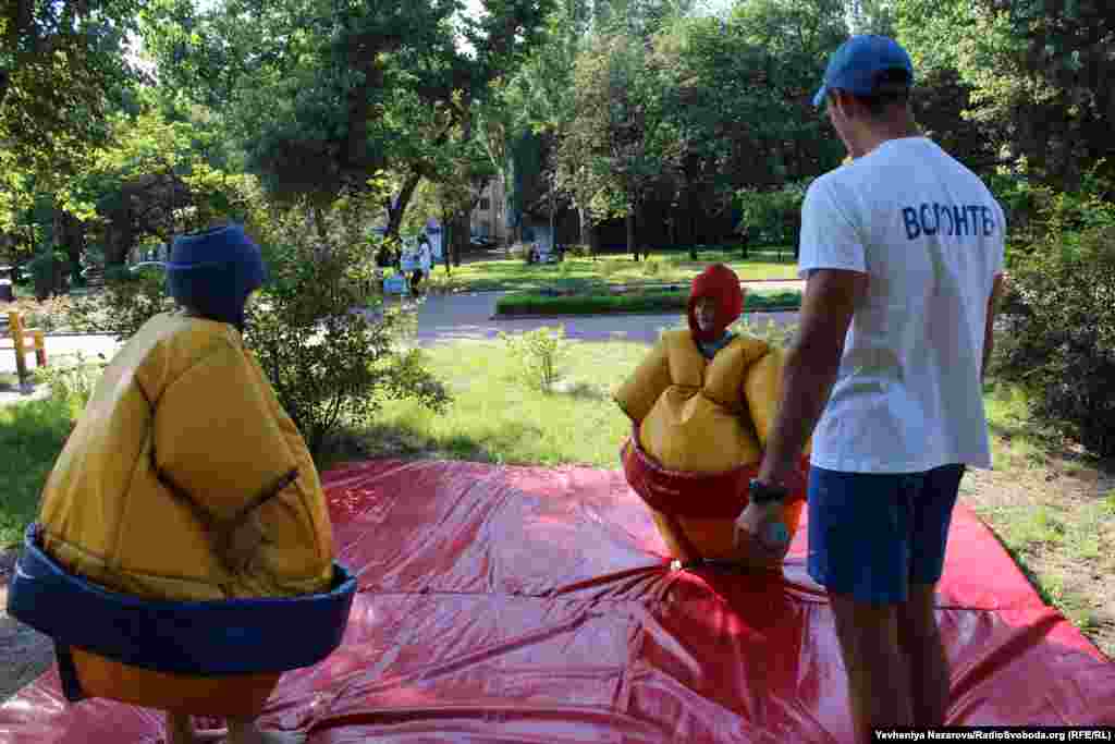 Гості свята могли спробувати себе у ролі бійців сумо