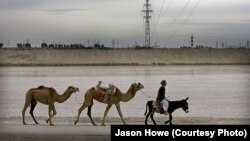 Amyderýanyň üsti bilen Özbegistandan Owganystana elektrik energiýasyny geçirýän liniýalar. 