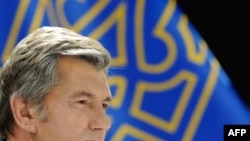 За почти полтора часа пресс-конференции Виктор Ющенко ответил на восемь вопросов, большинство которых касались России