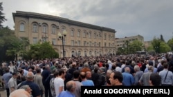 Сегодня акция у стен парламента продолжалась. Часть ее участников ночевала прямо здесь, причем обошлись без палаток