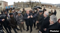 Грант Багратян (в центре) встречается  с избирателями