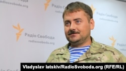 Розповідь у фільмі веде етнічний росіянин, історик й оборонець Донецького аеропорту В’ячеслав Зайцев із позивним «Хортиця», який добровільно пішов на фронт у березні 2014 року