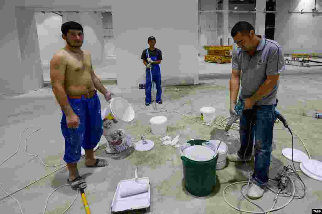 Сообщения о массовых задержаниях также поступали из Сочи, где труд мигрантов использовался для подготовки к зимней Олимпиаде 2014 года. По данным Human Rights Watch, облавы на мигрантов здесь начались в сентябре, после того как губернатор Краснодарского края Александр Ткачев созвал так называемые рейдовые бригады для &quot;очистки&quot; улиц города.