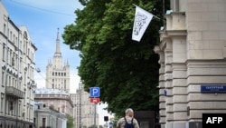 Moskvadakı Əfqanıstan səfirliyinin binası üzərində Əfqanıstan İslam Əmirliyinin bayrağı.