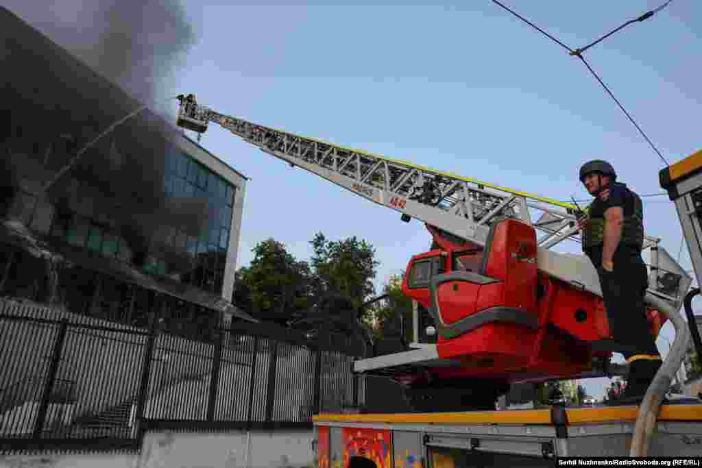 У ДСНС повідомили, що внаслідок падіння уламків російських БпЛА виникли пожежі (щонайменше 10, за різними повідомленнями), відбулися руйнування житлових і нежитлових будівель та пошкодження інфраструктури в різних районах міста