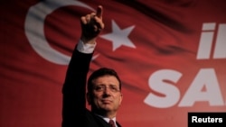 Թուրքիա - Ստամբուլի քաղաքապետ Էքրեմ Իմամօղլուն իր կողմնակիցների բողոքի ցույցի ժամանակ, 16-ը դեկտեմբերի, 2022թ.