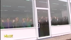 TW prezidente aýnanyň arkasyndan el salgaýan adamlary görkezdi