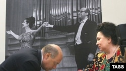 Галина Вишневская и Михаил Швыдкой на пресс-конференции, посвященной продаже коллекции Мстислава Ростроповича