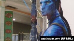 Aşgabatda geçirilen kitap sergisinde, 2010-njy ýylyň 25-nji sentýabry.