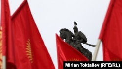 Борбордук аянттагы Манастын эстелиги жана Кыргыз туусу. Бишкек, 4-март, 2013.