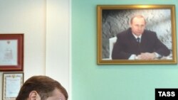 В процедуре выдвижения Медведева не было даже намека на внутрипартийную конкуренцию, говорят западные эксперты