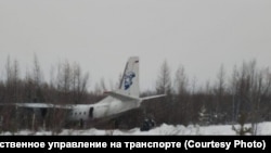 Самолёт АН-24 выкатился с ВПП на посадочной площадке "Нелькан" в Хабаровском крае 25 января 2025 года.