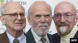 Америкалык физиктер Райнерс Вайс, Барри Бариш жана Кип Торн (солдон оңго). 2017.