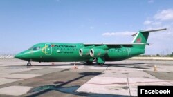 Armenia Airways-ի օդանավը «Զվարթնոց» օդանավակայանում, արխիվ