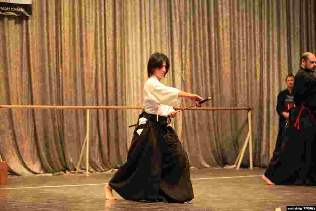 Кендо - современное боевое искусство японского фехтования на бамбуковых мечах, происходящее от древних японских техник владения мечом.