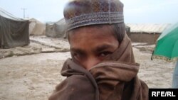 Ооганстандын өзүндө үй-жайсыз калган бала, Кабул, ноябр, 2009-жыл.