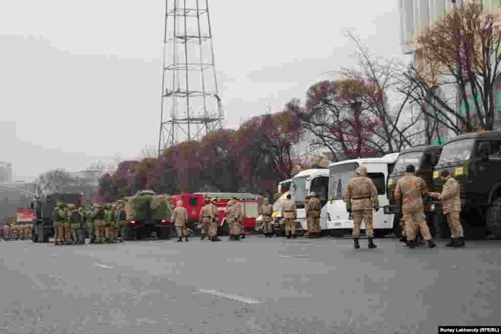 Аскерлер аянтта турушат.