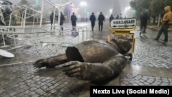 A monument to Nursultan Nazarbaev was toppled in the town of Taldyqorghan during the January unrest.