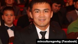 Эрназар Акматалиев Кыргызстандагы иш-чаралардын биринде. 