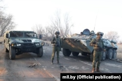 Белорусские военные, прибывшие в Казахстан в рамках помощи ОДКБ. О помощи в "борьбе с терроризмом" организацию просил президент Токаев.