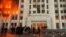 Протестующие возле горящего здания городской администрации. Казахстан, Алматы, 6 января 2022 года