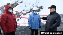 Садыр Жапаров, Акылбек Жапаров жана Теңгиз Бөлтүрүк Кумтөрдө.  