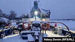 Это зимой на остров Бревенник можно на буксире или аэросанях