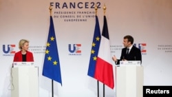 Урсула фон дер Ляйен менен Эммануэл Макрон Парижде. 7-январь, 2022-жыл.