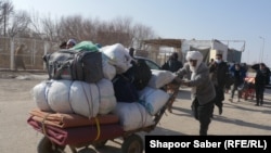 حکومت ایران در حالی اخراج مهاجرین افغان را افزایش داده که پس از تسلط دوباره طالبان در افغانستان، بیکاری و فقر به طور کم پیشینه افزایش یافته