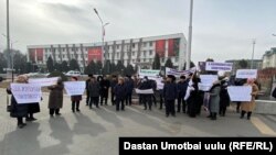 Сторонники Калмаматова на акции в Оше. 