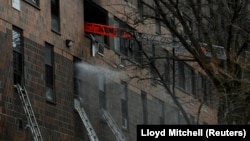ԱՄՆ - Հրշեջները մարում են հրդեհը Բրոնքսի բազմաբնակարան շենքում, 9-ը հունվարի, 2022թ,