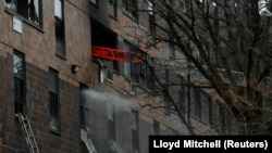 Нью-Йорктун Бронкс районунда көп кабаттуу үйдө чыккан өрттү өчүрүү маалы.    
