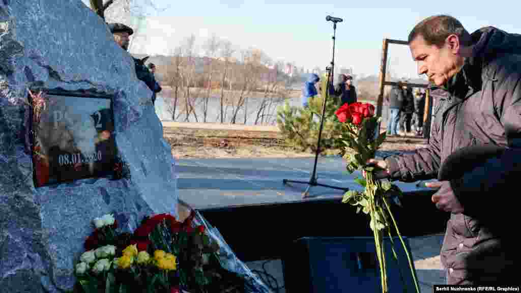 Торік до річниці загибелі рейсу був встановлений сірий гранітний камінь під назвою рейсу на території цього парку 