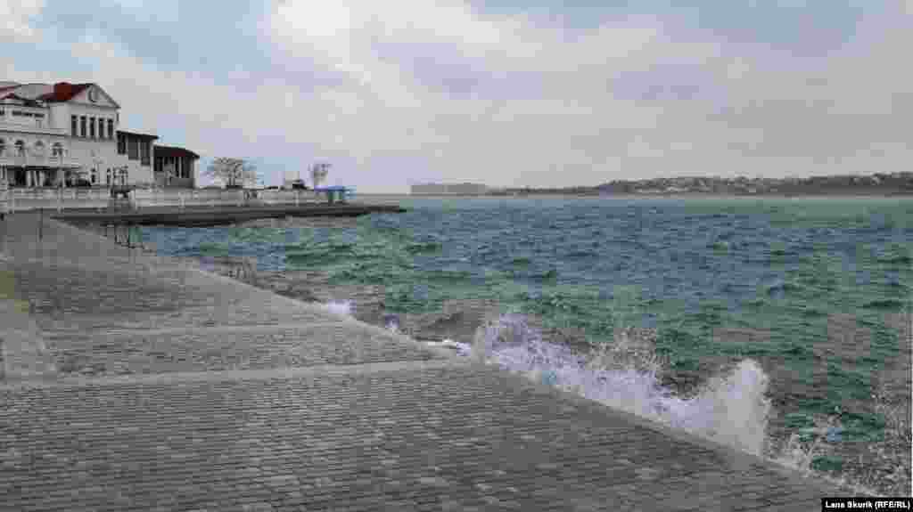 Хвилі б&#39;ють об набережну пляжу &laquo;Хрустальный&raquo; (&laquo;Кришталевий&raquo;)