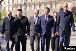 Прэм’ер-міністар Польшчы Дональд Туск, прэзыдэнт Украіны Ўладзімір Зяленскі, прэм’ер Вялікай Брытаніі Кір Стармэр, прэзыдэнт Францыі Эманюэль Макрон у Кіеве. 10 траўня 2025 году