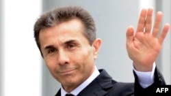 Уход девяти высокопоставленных чиновников со своих должностей многие эксперты связывают с желанием экс-премьера вернуться на политическую арену