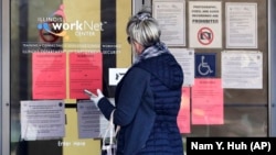 Жінка переглядає заявки на роботу від центру зайнятості у штаті Іллінойс, США, 9 квітня 2020 року