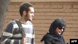 Иранда ир-атлар урамда үзләре теләгенчө көнбатыш модасында киенә ала, хатын-кызларның исә бик сайлау мөмкинчелеге юк