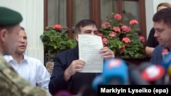 Міхеїл Саакашвілі демонструє протокол про адмінпорушення, Львів,12 вересня 2017 року