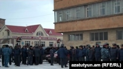 Полицейские пресекают акцию протеста водителей, Гюмри, 8 февраля 2011 г. 