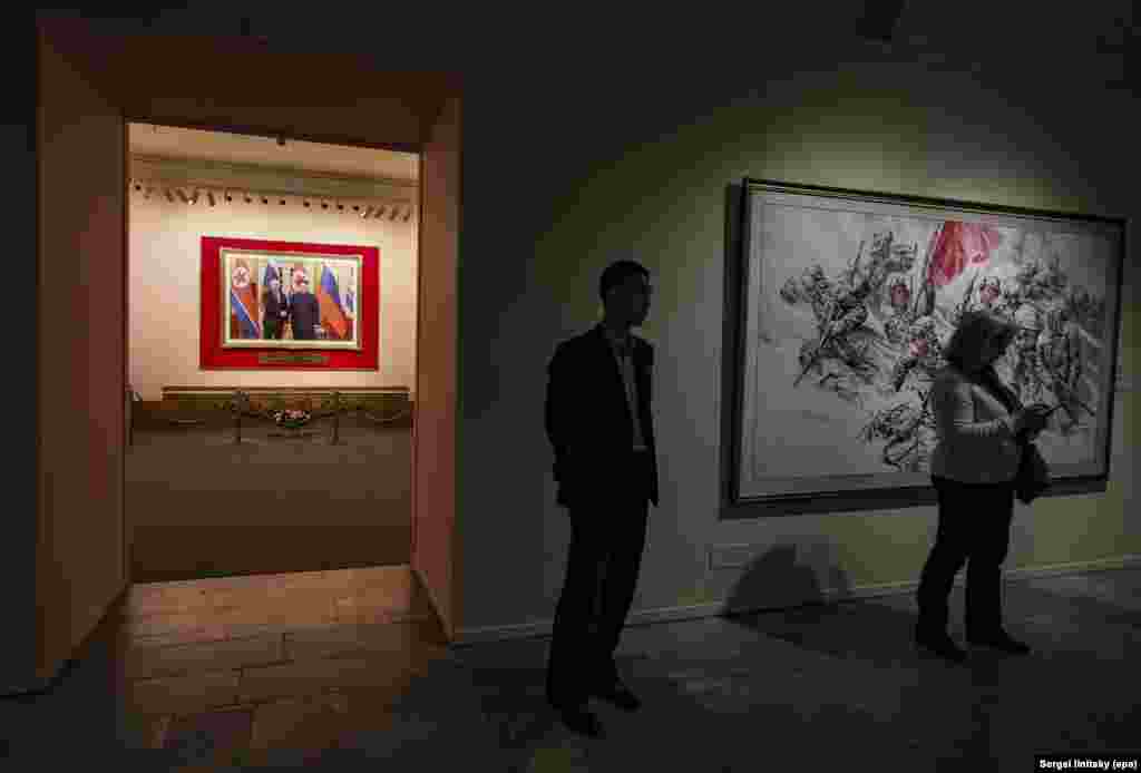 Орусиянын жана Түндүк Кореянын президенттери Владимир Путиндин жана Ким Чен Ындын кол алышып түшкөн сүрөтү.Москва түндүккореялык аскерлер согушка катышканын ачыктагандан кийин Пхеньян үчүн мындай кызматташтык үгүт куралына айланды.