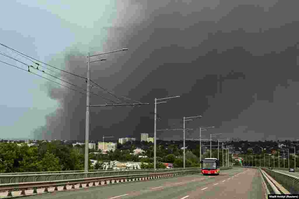 Дим піднімається над містом на тлі нападу Росії на Україну, Харкові, 7 червня 2025 року